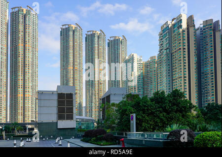 Blick auf den Civic Square und Elemente Mall, West Kowloon, Hong Kong, China. Stockfoto