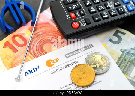 Schriften der ARD ZDF Deutschland Radio Beitrag service und eurosign, Schreiben des ARD ZDF Deutschlandradio Beitragsservice und Eurozeichen Stockfoto