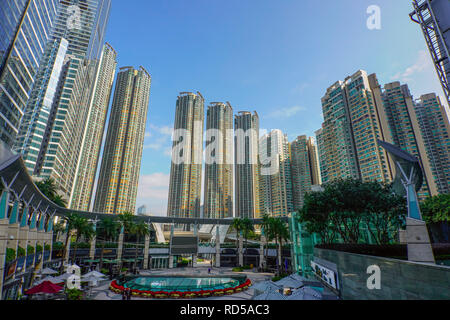 Blick auf den Civic Square und Elemente Mall, West Kowloon, Hong Kong, China. Stockfoto