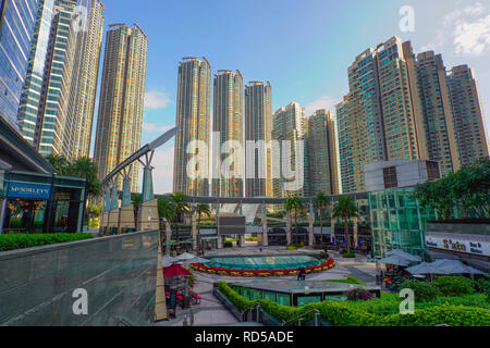 Blick auf den Civic Square und Elemente Mall, West Kowloon, Hong Kong, China. Stockfoto