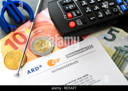 Schriften der ARD ZDF Deutschland Radio Beitrag service und eurosign, Schreiben des ARD ZDF Deutschlandradio Beitragsservice und Eurozeichen Stockfoto