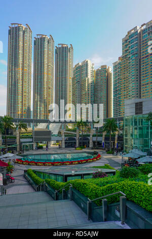 Blick auf den Civic Square und Elemente Mall, West Kowloon, Hong Kong, China. Stockfoto