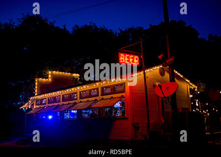 Kleine Stadt Bar mit Terrasse in der Nacht leuchten, Albert, Texas, USA Stockfoto