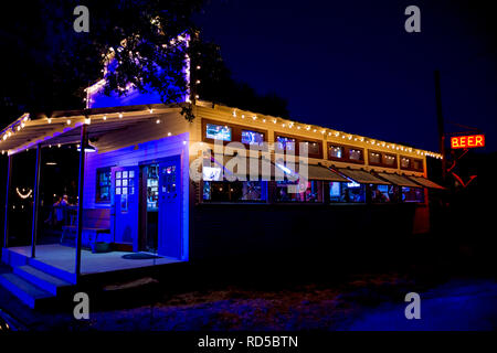 Kleine Stadt Bar mit Terrasse in der Nacht leuchten, Albert, Texas, USA Stockfoto