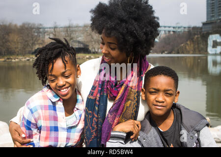 Close-up African American single Mutter mit Jungen und Mädchen, die außerhalb Stockfoto