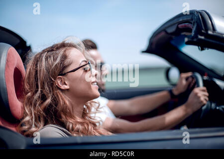 Bis zu schließen. Paar in ihren Cabrio Auto reisen Stockfoto