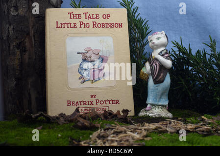 Vintage Beatrix Potter Buch der Geschichte von Kleines Schwein Robinson und Beswick Keramik Figur. Noch immer leben Stockfoto