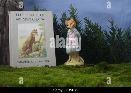 Vintage Beatrix Potter Buch der Geschichte von Herr Tod und Beswick Keramik Figur. Noch immer leben Stockfoto