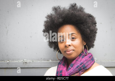 Nahaufnahme der Afrikanische amerikanische Frau mit Afro außerhalb Stockfoto
