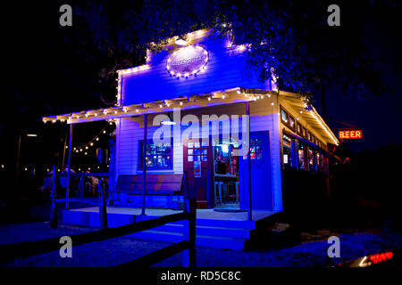 Kleine Stadt Bar mit Terrasse in der Nacht leuchten, Albert, Texas, USA Stockfoto