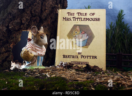 Vintage Beatrix Potter Buch der Geschichte von Frau Tupfelmaus und Beswick Keramik Figur. Noch immer leben Stockfoto