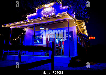 Kleine Stadt Bar mit Terrasse in der Nacht leuchten, Albert, Texas, USA Stockfoto