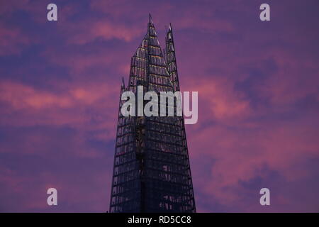 Der Shard ist ein super hohen Wolkenkratzer in London und Europa mit 95 Geschichte vom italienischen Architekten Renzo Piano mit Offizielle Eröffnung in 2013 entworfen Stockfoto