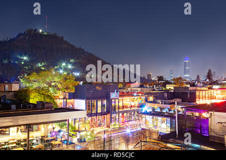 Santiago Skyline bei Nacht mit Patio Bellavista, Costanera Wolkenkratzer und Berg San Cristobal - Santiago, Chile Stockfoto