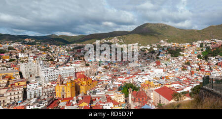 Guanajuato, Guanajuato/Mexiko - 10/18/2018: Guanajuato Panoramablick Luftaufnahme Mexiko mit Bergen im Hintergrund Stockfoto