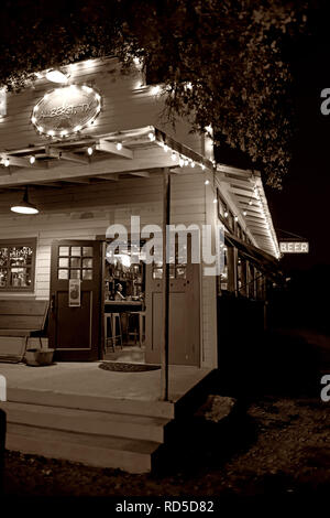 Kleine Stadt Bar mit Terrasse in der Nacht leuchten, Albert, Texas, USA Stockfoto