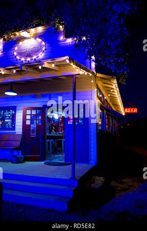 Kleine Stadt Bar mit Terrasse in der Nacht leuchten, Albert, Texas, USA Stockfoto