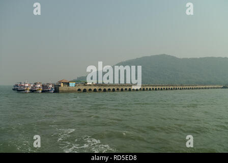 Boot im Hafen auf Elephanta Island in der Nähe von Mumbai, Indien Stockfoto