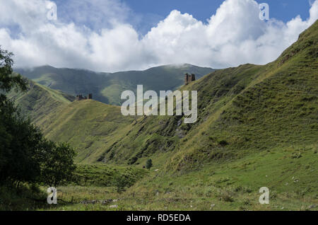 Kaukasus, Canyon von argun. Straße nach schatili mit alten Wachturm und Kühe, Gorgia, Europa Stockfoto