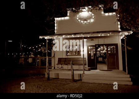 Kleine Stadt Bar mit Terrasse in der Nacht leuchten, Albert, Texas, USA Stockfoto