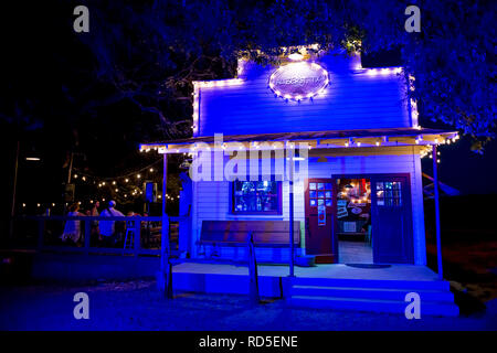 Kleine Stadt Bar mit Terrasse in der Nacht leuchten, Albert, Texas, USA Stockfoto