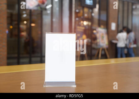 Menü frame stehen auf Holz Tisch in der Bar Restaurant Cafe. Platz für Text Marketing Promotion - Bild Stockfoto