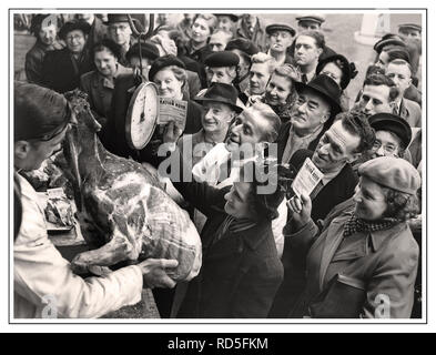 Fleisch Rationierung der Nachkriegszeit 1946 WW2 British propaganda Bild von glücklich essen - shopping Masse mit Regierung Futterration Bücher gerne un zu kaufen - Rationiert Rentierfleisch aus Smithfield Market Metzgerei London UK Stockfoto