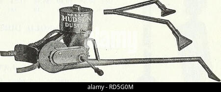 . Currie's Garten jährliche: Frühling 1935 60. Jahr. Blumen Samen Kataloge, Leuchtmittel (Pflanzen) Samen Samen Kataloge Kataloge; Gemüse; Baumschulen (Gartenbau) Kataloge; Pflanzen, Zierpflanzen Kataloge; Gartengeräte und Zubehör Kataloge. zwei Farben... Bitte beachten Sie, dass diese Bilder sind von der gescannten Seite Bilder, die digital für die Lesbarkeit verbessert haben mögen - Färbung und Aussehen dieser Abbildungen können nicht perfekt dem Original ähneln. extrahiert. Currie Brüder Unternehmen; Henry G. Gilbert Baumschule und Saatgut Handel Katalog Kollektion. Milwaukee, Wis: Currie Bros Co. Stockfoto
