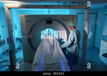 Computertomographie, CT- oder CAT-Scan, computergestützte Tomographie, Krankenhaus Stockfoto