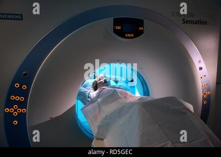 Computertomographie, CT- oder CAT-Scan, computergestützte Tomographie, Krankenhaus Stockfoto