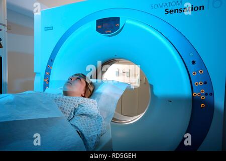 Computertomographie, CT- oder CAT-Scan, computergestützte Tomographie, Krankenhaus Stockfoto