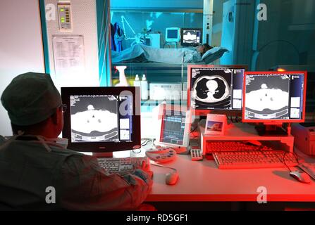 Computertomographie, CT- oder CAT-Scan, computergestützte Tomographie, Krankenhaus Stockfoto