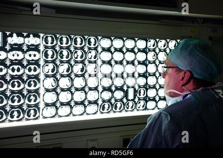 Arzt Untersuchung CT-Scans nach einer Computertomographie, CT, cat-Scan, computergestützte Tomographie, Krankenhaus Stockfoto