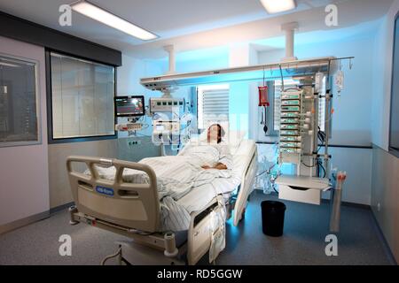 Patient in ein spezielles Bett, künstliche Atmung durch die Nase gegeben, Intensivstation, Krankenhaus Stockfoto