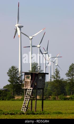 Deerstand auf einem Feld, Wind Farm in der Nähe von Rhede Ems, Niedersachsen Stockfoto