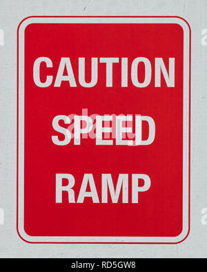 Vorsicht Speed Ramp Warnschild Stockfoto