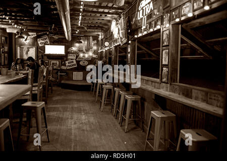 Texas kleine Stadt Bar Inneneinrichtung im Hill Country, USA Stockfoto