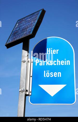 Parkuhr, die mit Solarenergie aufgeladen Stockfoto