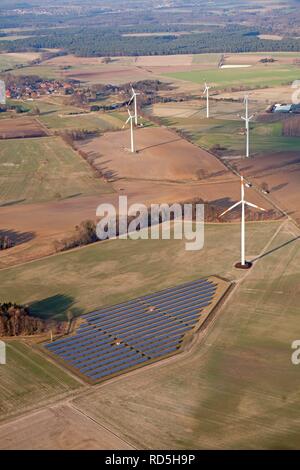 Solarpark in Suedergellersen in der Nähe von Lüneburg, Niedersachsen Stockfoto