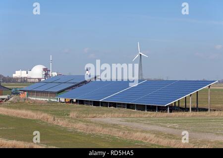 Brokdorf Akw und eine Photovoltaikanlage, Schleswig-Holstein Stockfoto