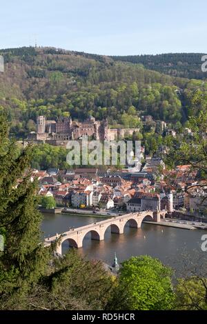 Blick auf die Stadt mit der Alten Brücke, Brücke und den Neckar, Heidelberg, Baden-Württemberg Stockfoto