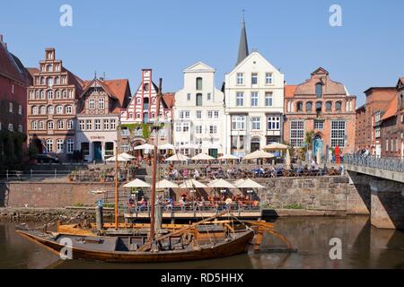 Giebelhäuser, Am Stintmarkt Straße, alte Hafen mit Salzewer Schiff und Schiff, historische Salz Schiffe, Lüneburg, Niedersachsen Stockfoto