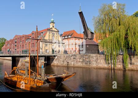 Alte Hafen mit Salzewer Schiff und Schiff, historische Salz Schiffe, alte Kran, Lüneburg, Niedersachsen Stockfoto