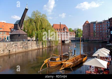 Alte Hafen mit Salzewer Schiff und Schiff, historische Salz Schiffe, alte Kran, Lüneburg, Niedersachsen Stockfoto