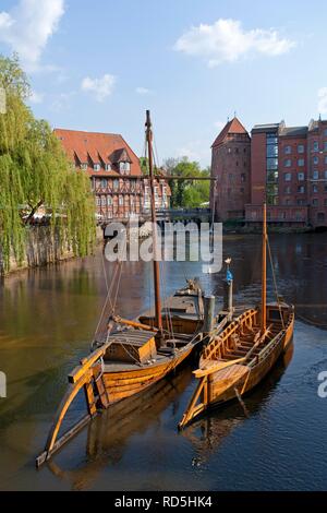 Alte Hafen mit Salzewer Schiff und Schiff, historische Salz Schiffe, alte Kran, Lüneburg, Niedersachsen Stockfoto