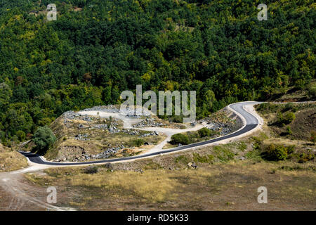 Die Straße über den Damm des Sees Zavoj auf alten Berg führende (Stara Planina) in Serbien. Deep green Wald im Hintergrund Stockfoto
