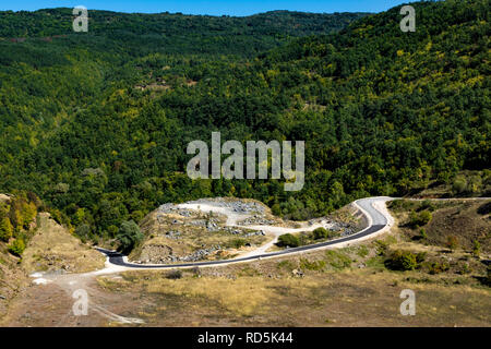 Die Straße über den Damm des Sees Zavoj auf alten Berg führende (Stara Planina) in Serbien. Deep green Wald im Hintergrund Stockfoto