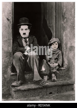 CHARLIE CHAPLIN 1920 Archiv Studio Werbung Foto von Charlie Chaplin's 1921 Film "The Kid". Abgebildet sind Charlie Chaplin und Jackie Coogan. Stockfoto