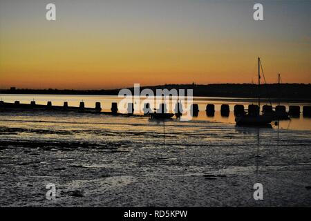 Sonnenuntergang über den schlammigen Flussmündung Vorland Stockfoto