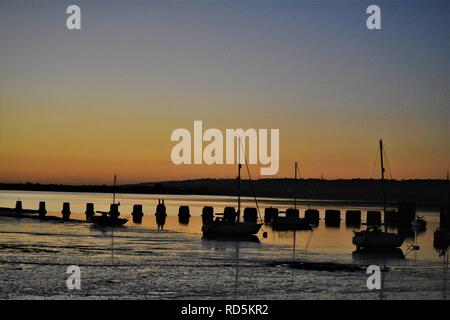 Sonnenuntergang über den schlammigen Flussmündung Vorland Stockfoto